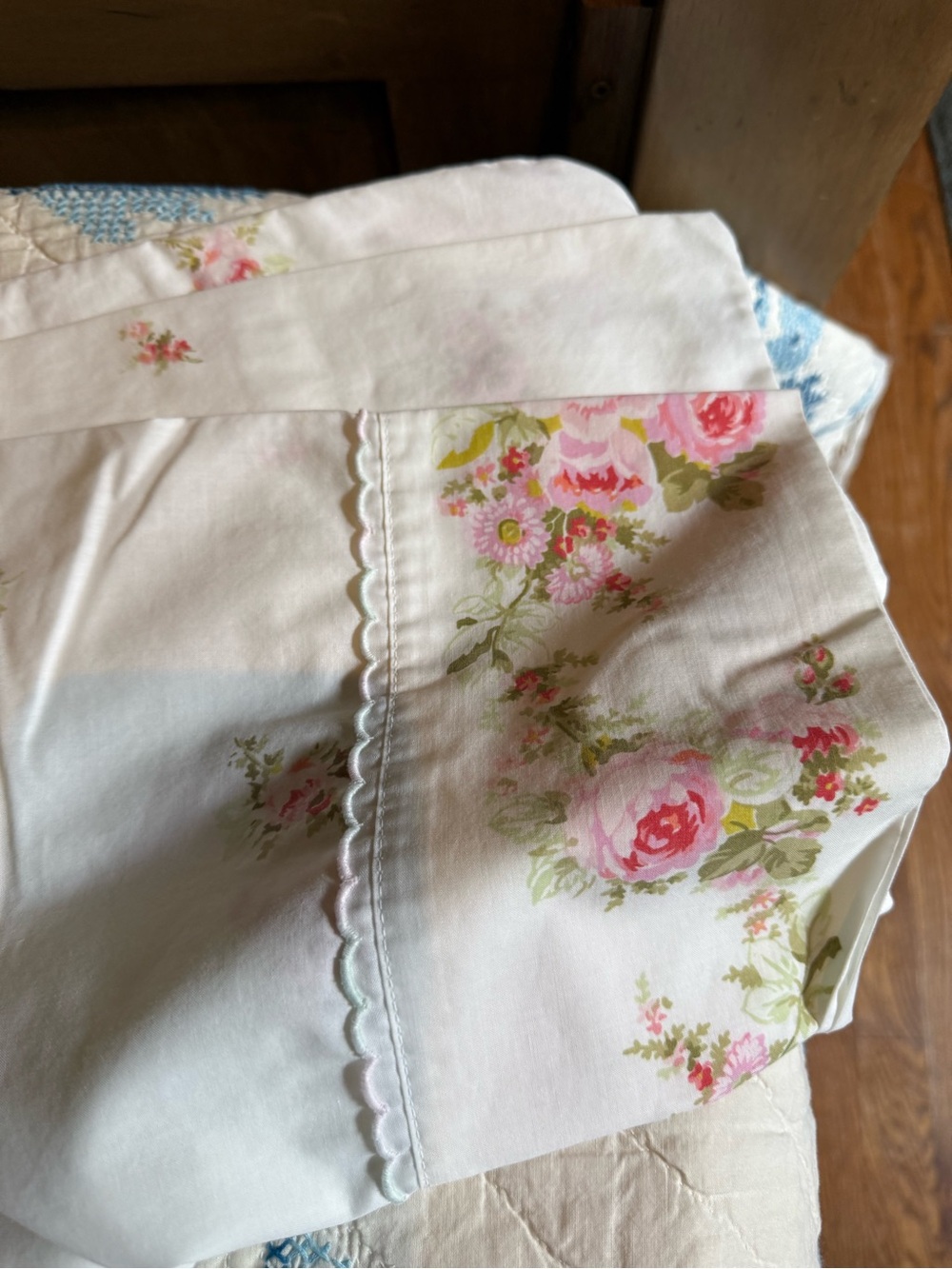 Vintage  Floral Pink Rose Full / Queen bedding with Scalloped Edge